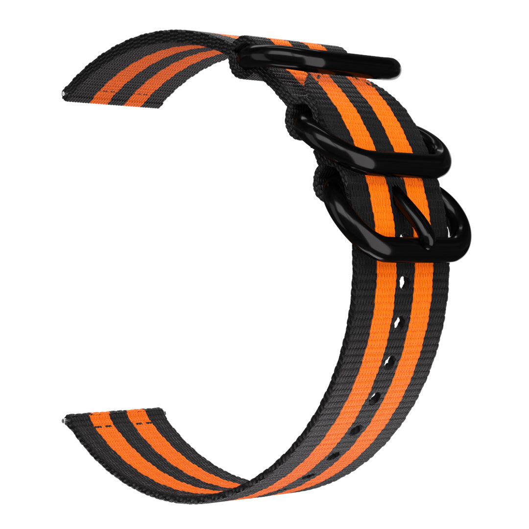 Uhrarmband mit orangefarbenen und schwarzen Streifen. Schwarze Metallschnallen und -schlaufen. Weißer Hintergrund.
