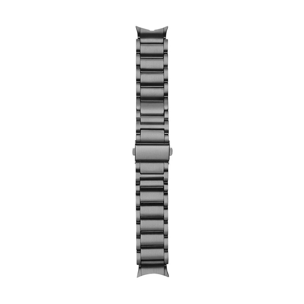 Ein metallisch graues Uhrenarmband liegt auf weißem Grund. Das Armband besteht aus miteinander verbundenen rechteckigen Gliedern, mit einem Verschluss.