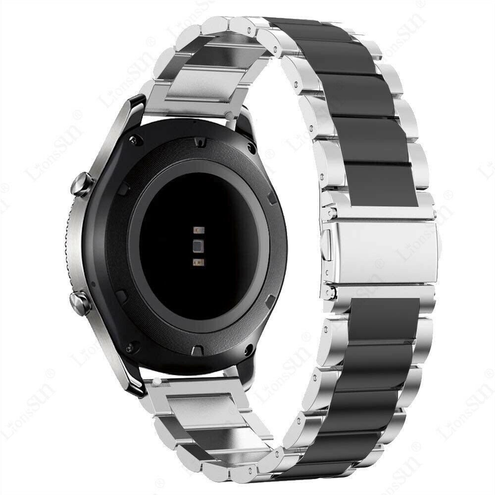 Eine Smartwatch mit schwarzem Zifferblatt und silbernem Armband. Das Armband hat schwarze und silberne Glieder. Die Uhr befindet sich auf weißem Hintergrund.