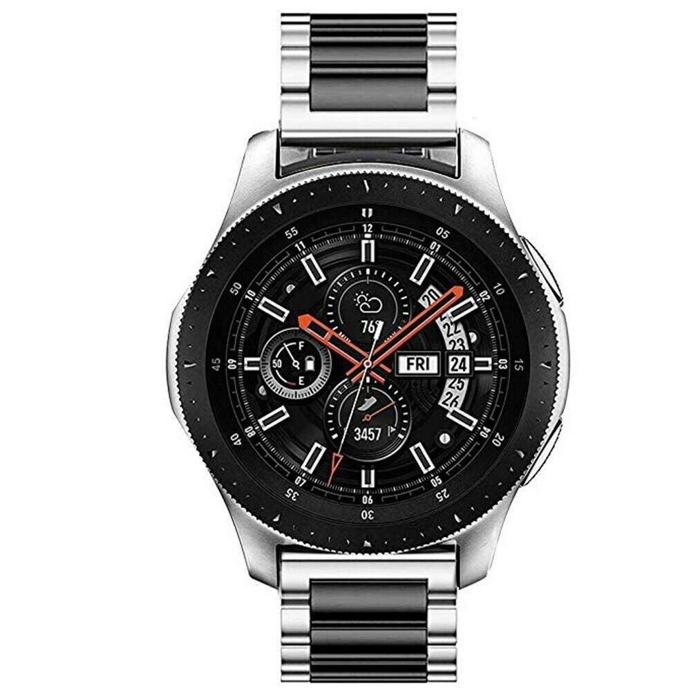 Eine silberne Smartwatch mit schwarzem Zifferblatt zeigt Zeit, Datum und andere Informationen an. Die Uhr hat ein Metallband.
