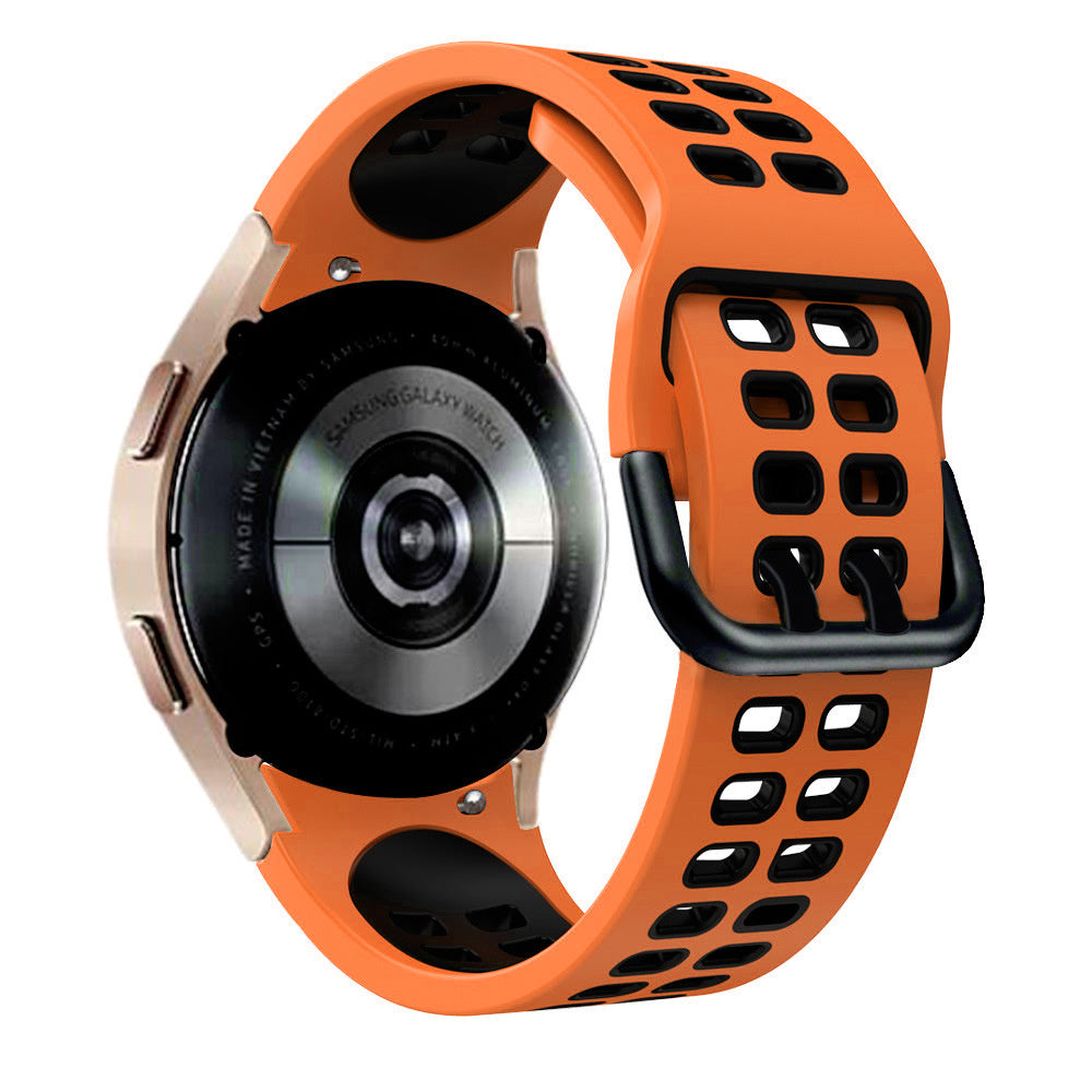 Eine Smartwatch mit orangefarbenem Armband und schwarzen Akzenten. Das Zifferblatt ist silberfarben mit schwarzen Details. Das Armband hat Löcher.