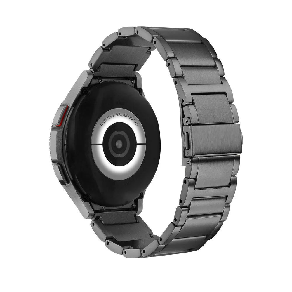 Eine Samsung Galaxy Watch mit Metallband wird vor weißem Hintergrund gezeigt. Die Rückseite der Uhr ist sichtbar.