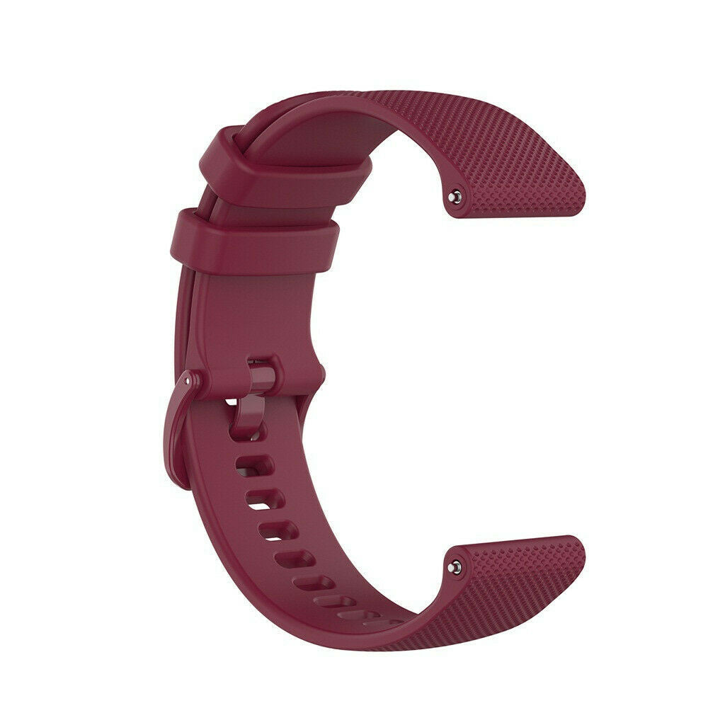 Ein weinrotes Armband in C-Form. Es hat Löcher zur Verstellung, eine Schnalle und eine strukturierte Oberfläche an den Enden.