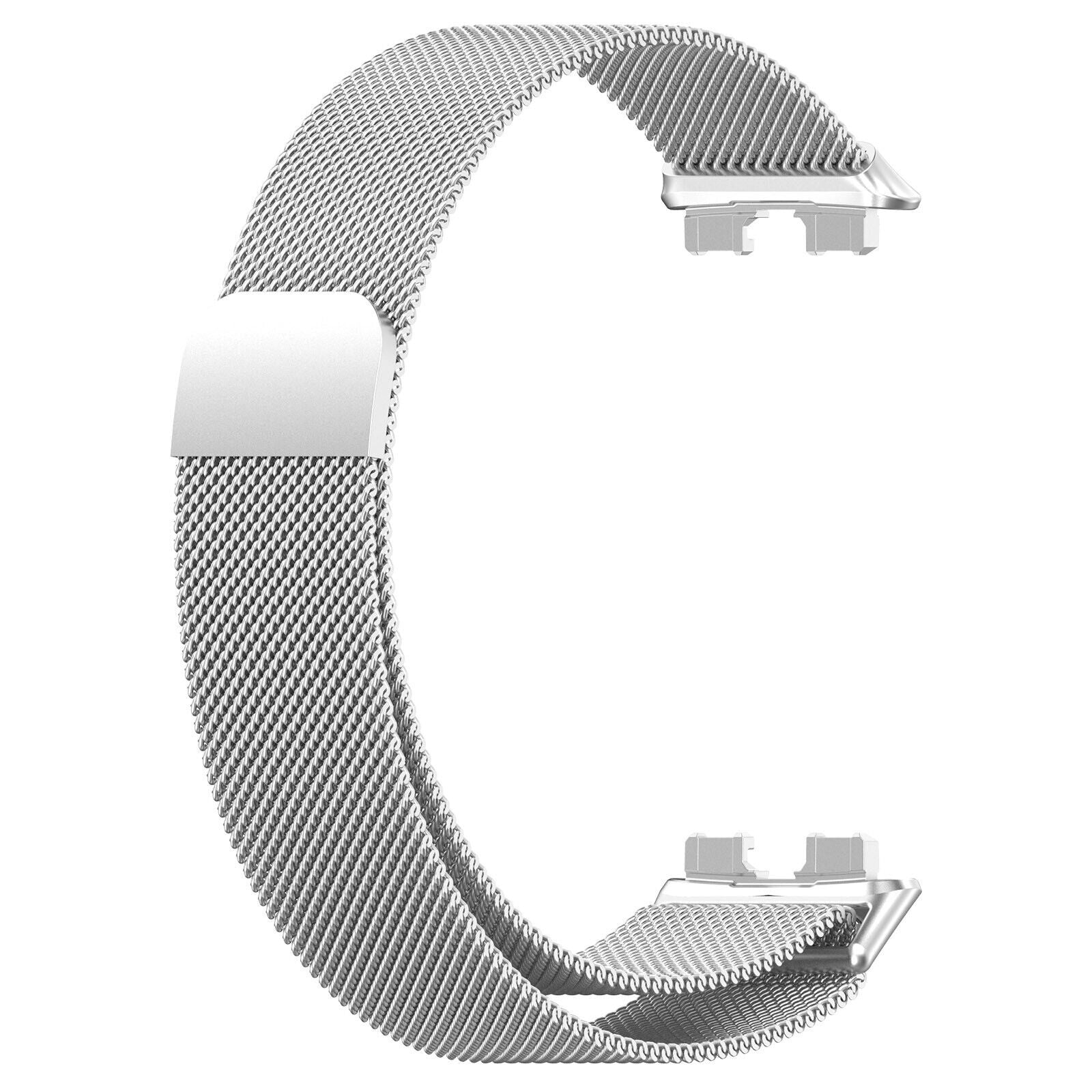 Ein silbernes Edelstahl-Uhrenarmband in C-Form auf weißem Hintergrund. Es hat ein Mesh-Design und Verschlüsse.