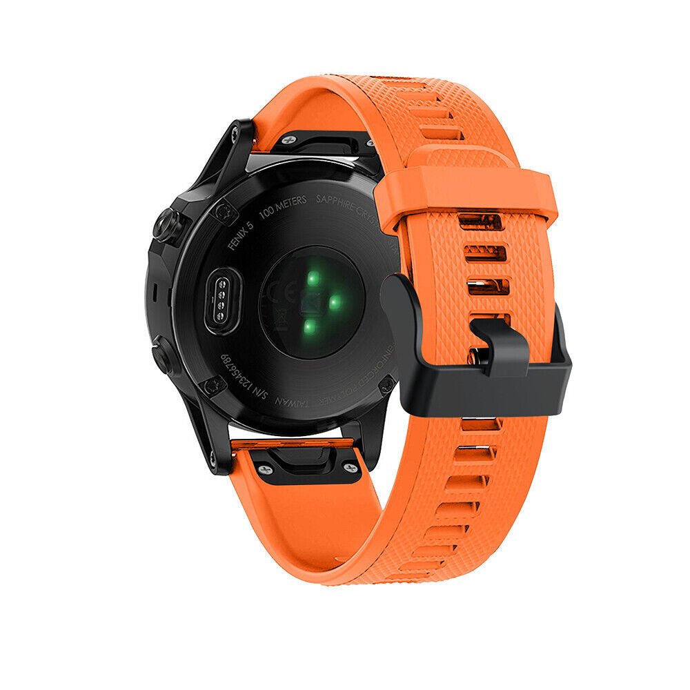 Schwarze Smartwatch mit orangefarbenem Armband. Die Rückseite der Uhr zeigt Sensoren und Text. Das Armband ist strukturiert und verschnallt.