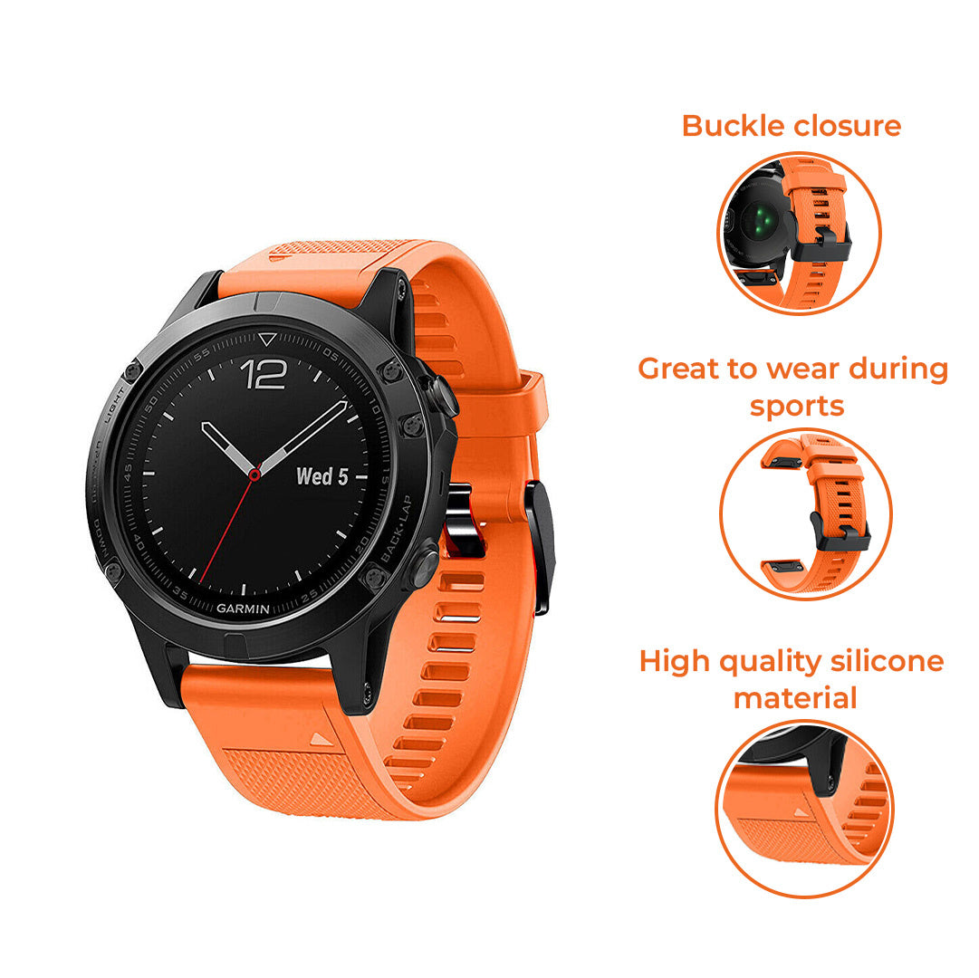 Schwarze Garmin-Uhr mit orangefarbenem Armband. Enthält Details zur Schnalle, geeignet für Sport und hochwertiges Silikon.