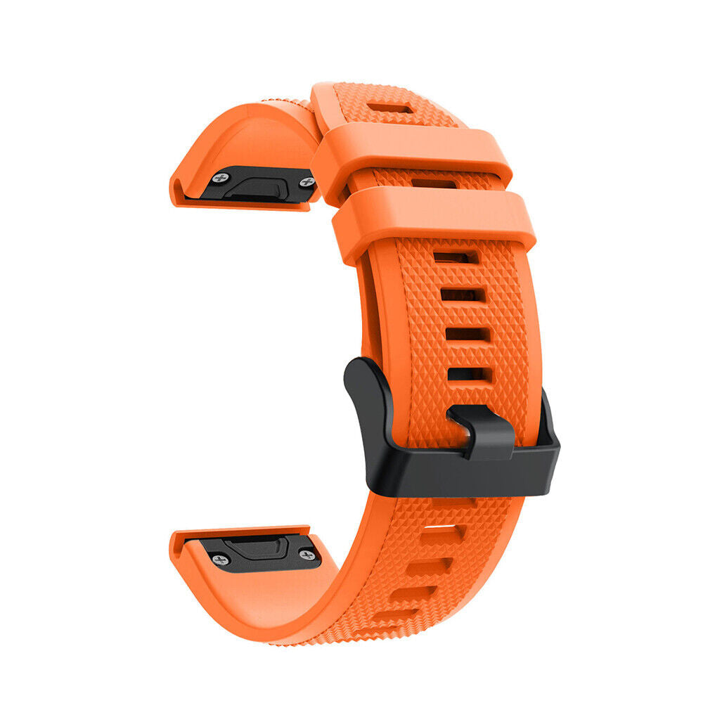 Ein orangefarbenes Uhrenarmband mit schwarzem Verschluss vor weißem Hintergrund. Das Band hat eine strukturierte Oberfläche und Löcher.
