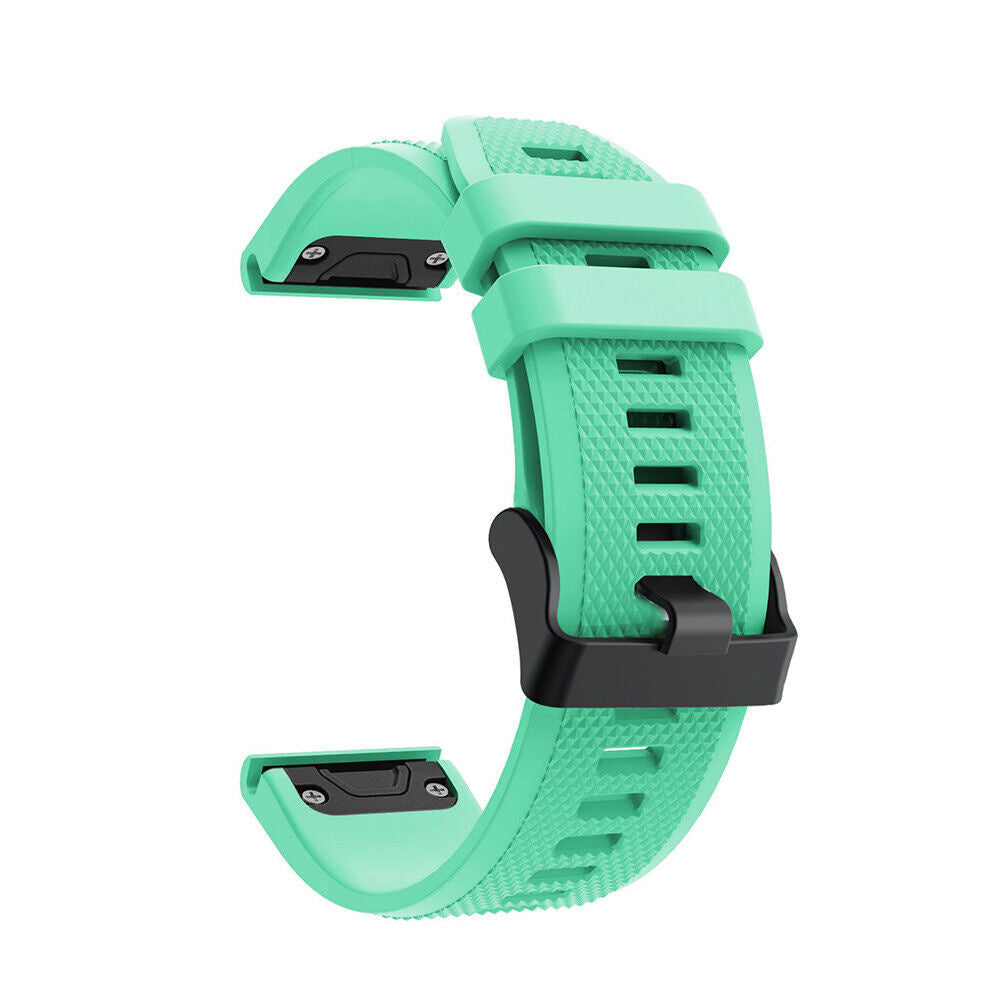 Ein türkisfarbenes Uhrenarmband mit schwarzer Schnalle. Das Armband hat eine strukturierte Oberfläche. Der Hintergrund ist weiß.