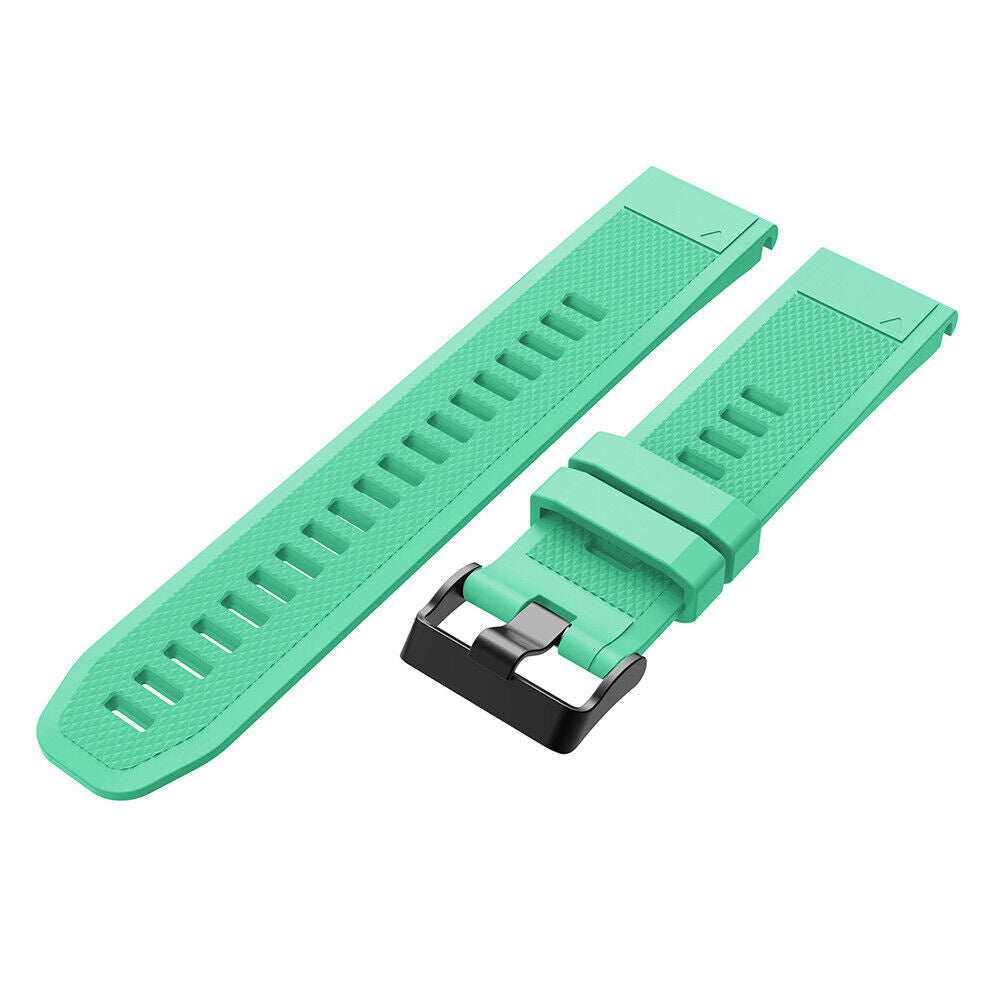 Zwei türkisfarbene Armbänder. Eines lang, eines kurz, mit schwarzer Schnalle. Beide sind strukturiert und haben eine Reihe rechteckiger Löcher.