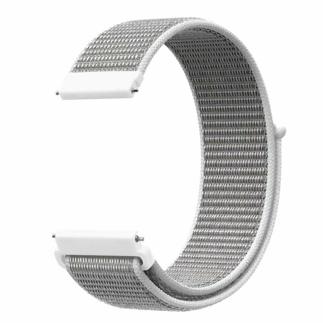 Ein gebogenes Uhrenarmband. Es hat eine graue, gewebte Mitte und weiße Ränder. Die Anschlüsse sind weiß.