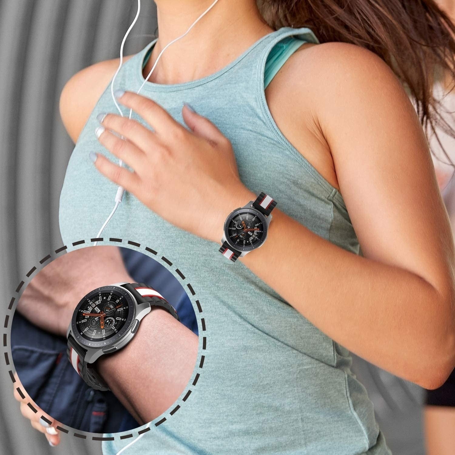 Eine Frau rennt, trägt eine Smartwatch mit einem schwarzen, roten und weißen Armband. Sie trägt ein blaues Tanktop und hat Kopfhörer im Ohr.