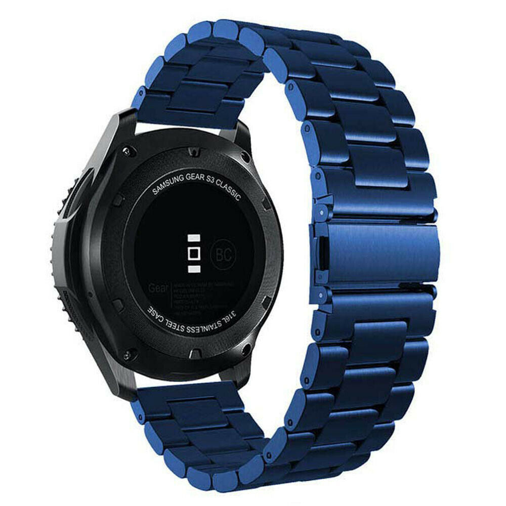 Eine Samsung Gear S3 Classic Smartwatch mit blauem Metallarmband, die das Zifferblatt anzeigt. Die Uhr ist schwarz, das Band metallisch.
