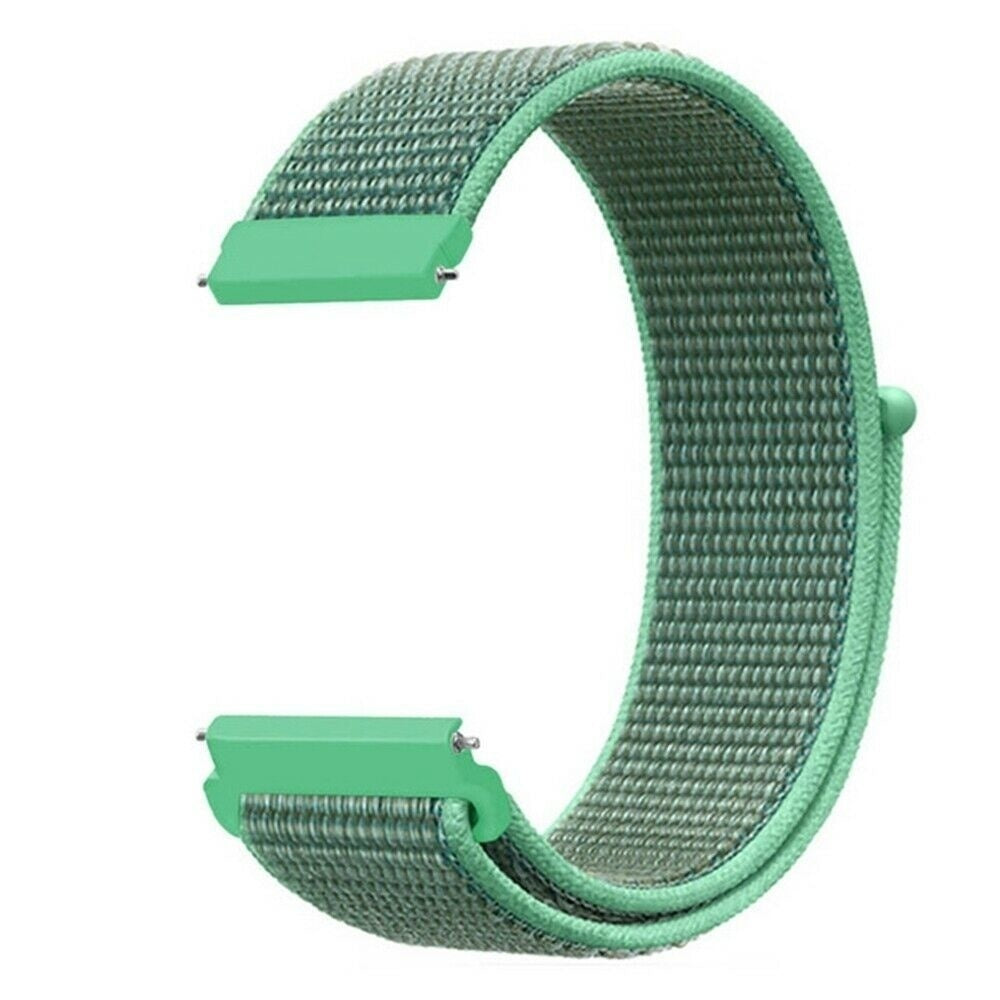 Nahaufnahme eines Uhrenarmbands. Das Band ist grün und aus gewebtem Stoff. Die Enden haben mintgrüne Verschlüsse.