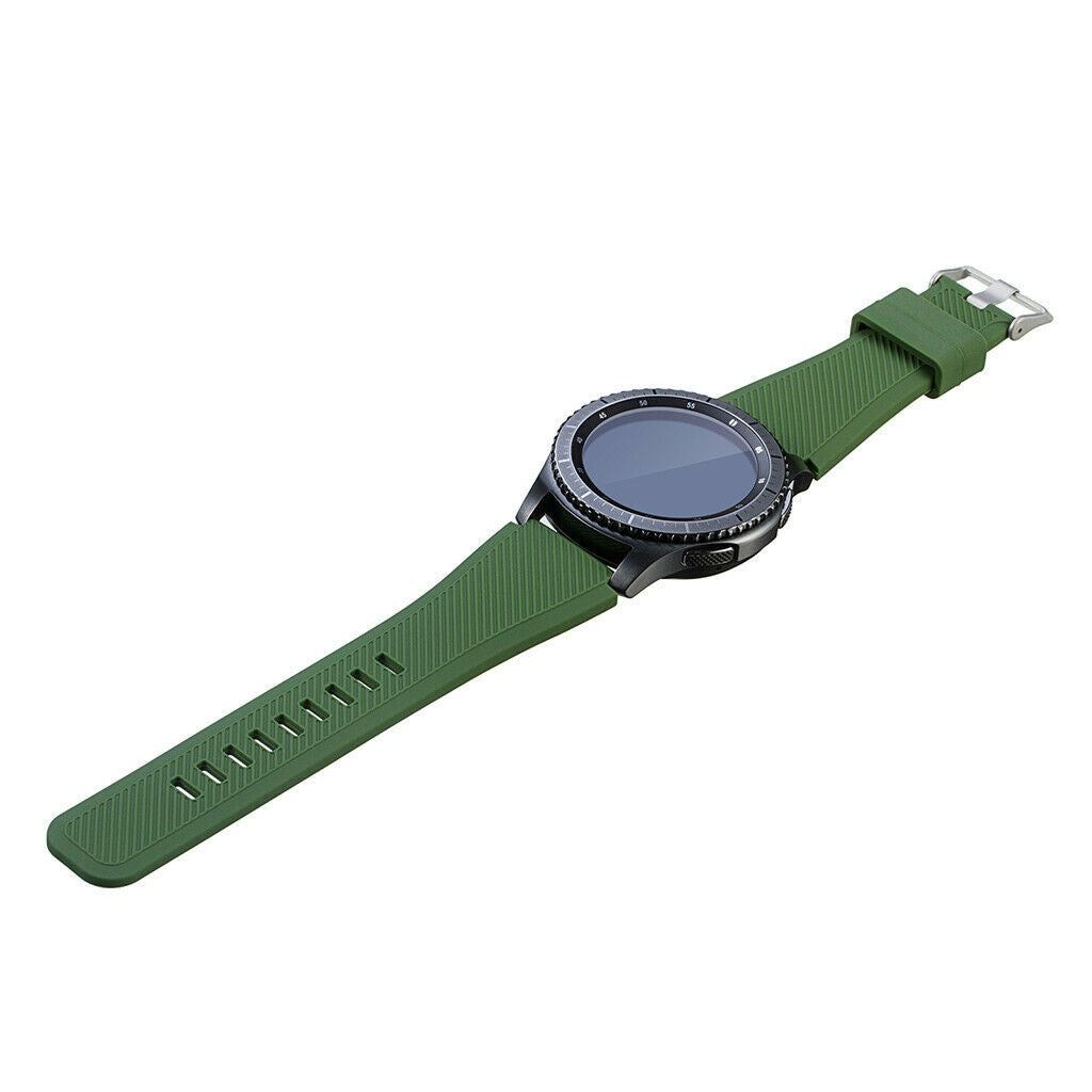 Eine Smartwatch mit grünem Armband auf weißem Untergrund. Das Zifferblatt ist schwarz mit silberner Lünette.