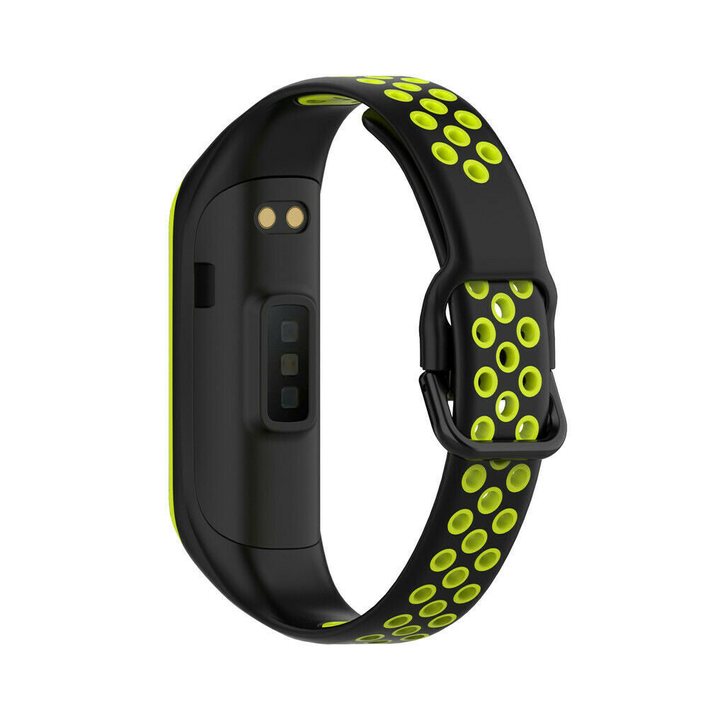 Schwarzer und grüner Fitnesstracker. Schwarzer Körper mit grünen Akzenten. Das Band hat ein grünes gepunktetes Design.