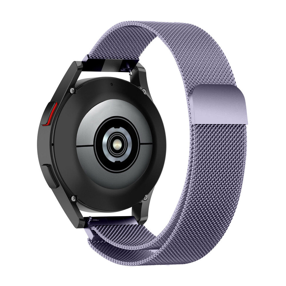 Nahaufnahme der Rückseite einer Smartwatch, schwarzes Gehäuse, lila Metallarmband und silberner Magnetverschluss. Die Uhr steht vor weißem Hintergrund.