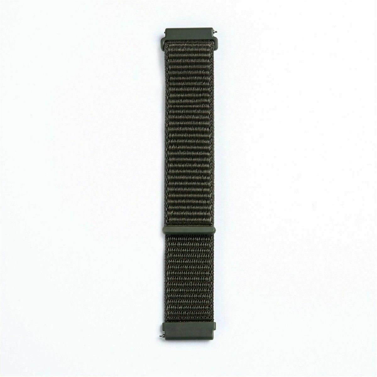 Ein dunkelgrünes Uhrenarmband liegt vertikal auf weißem Hintergrund. Das Armband ist strukturiert und hat dunkelgrüne Verschlüsse und eine Schlaufe.