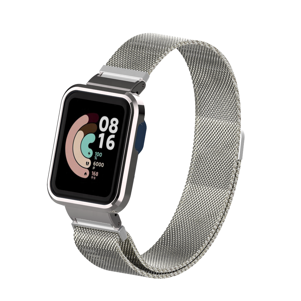 Eine silberne Smartwatch mit Mesh-Armband. Der Bildschirm zeigt Datum und Gesundheitsmetriken an. Die Uhr ist auf weißem Grund isoliert.