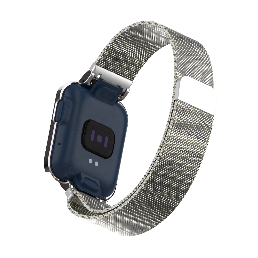 Eine Smartwatch mit blauem Rücken und silbernem Mesh-Armband wird vor weißem Hintergrund gezeigt. Die Uhr ist abgewinkelt und zeigt ihre Unterseite.