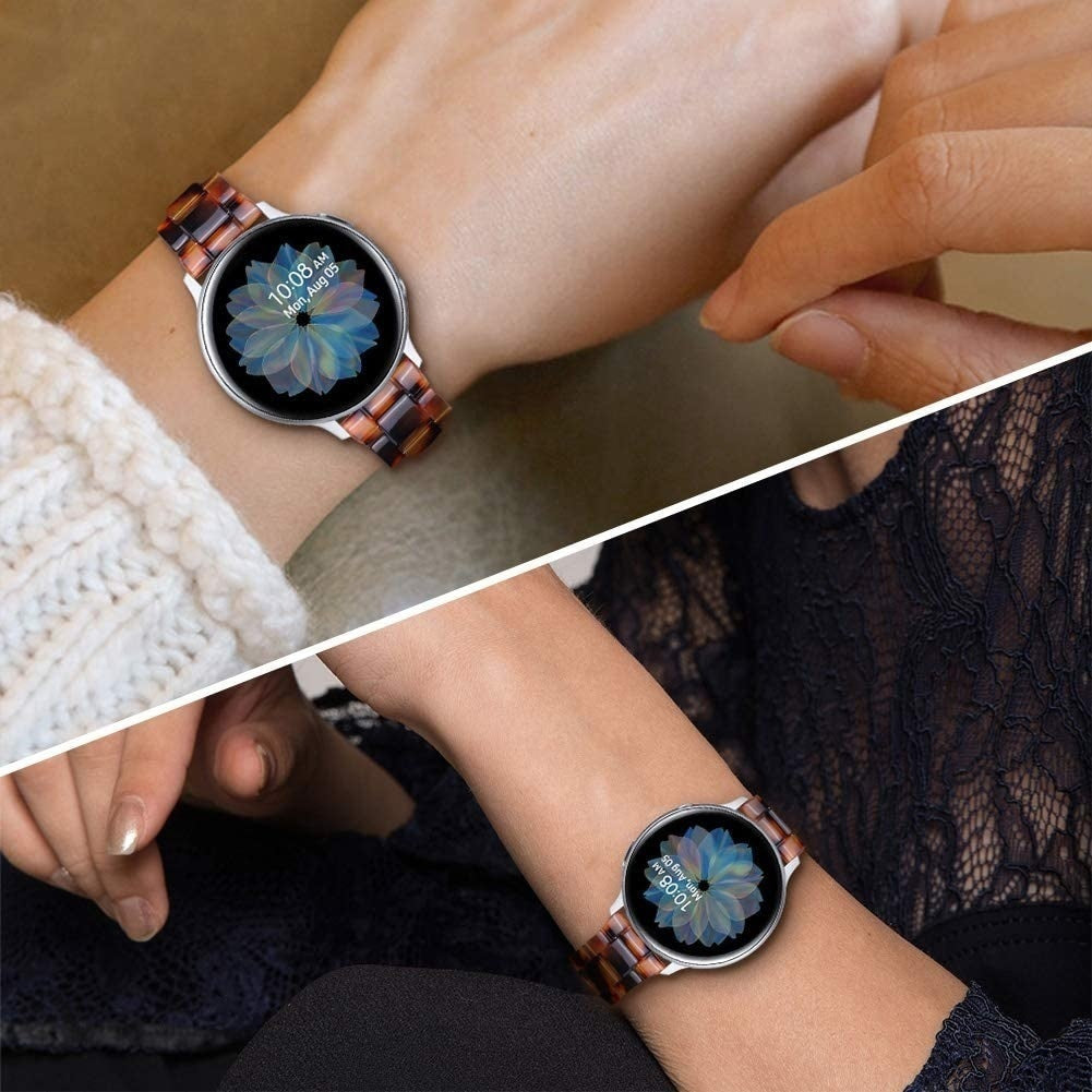 Zwei Handgelenke von Frauen mit Smartwatches. Die Uhr zeigt 10:08 Uhr, 05. August. Braune Armbänder. Weißer Pullover und schwarzes Spitzentop.