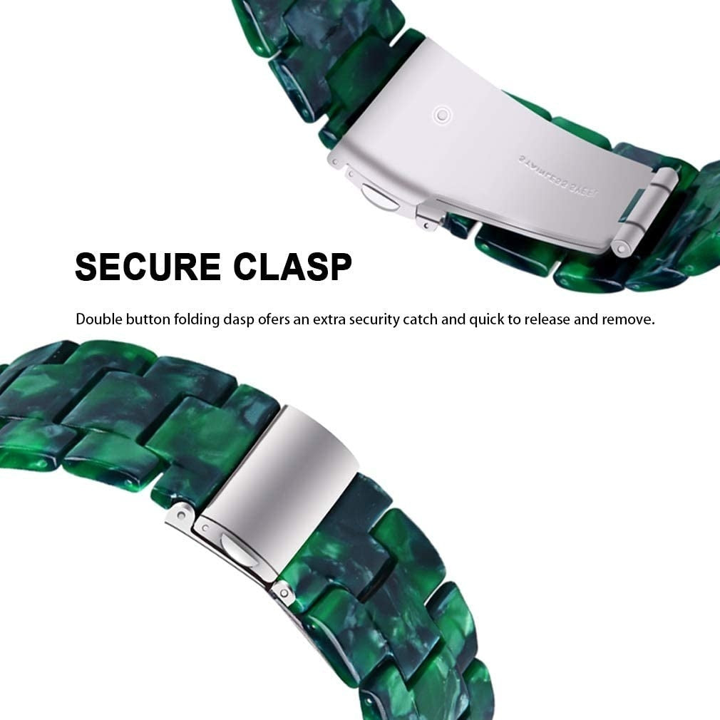 Nahaufnahme eines Uhrenarmbands mit Edelstahlverschluss. Das Armband ist grün mit einem marmorartigen Muster. Text: Sicherer Verschluss.