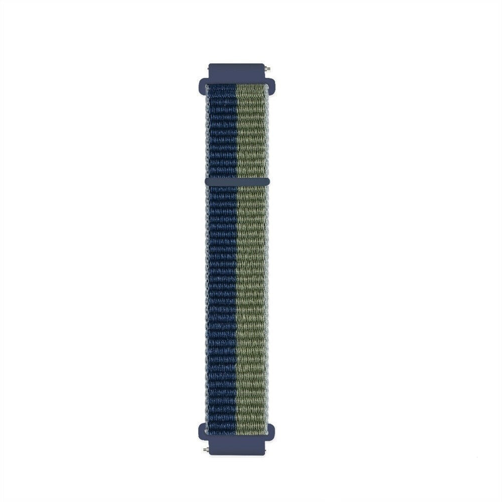 Ein Uhrenarmband mit einem marineblauen Verschluss an jedem Ende. Das Band ist mit abwechselnden Abschnitten in Olivgrün und Marineblau gestreift.