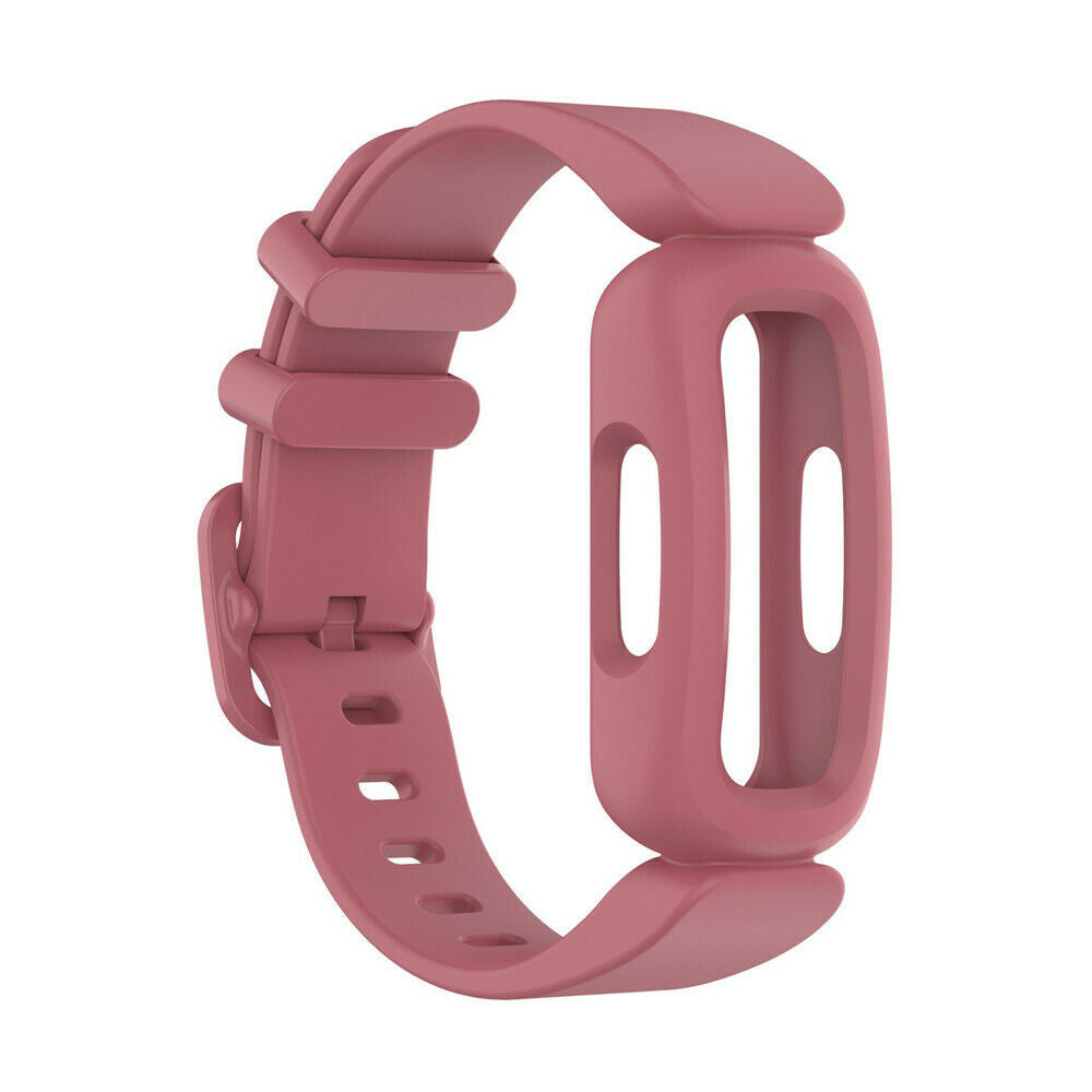 Gezeigt wird ein staubrosa-farbenes Smartwatch-Armband. Es hat eine ovale Öffnung mit zwei vertikalen Schlitzen und einen Verschluss. Der Hintergrund ist weiß.