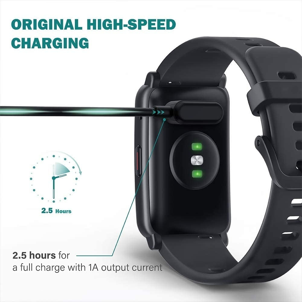 Eine schwarze Smartwatch wird aufgeladen. Das Bild zeigt den Ladevorgang mit einem Kabel. Text zeigt 2,5 Stunden für volle Ladung.