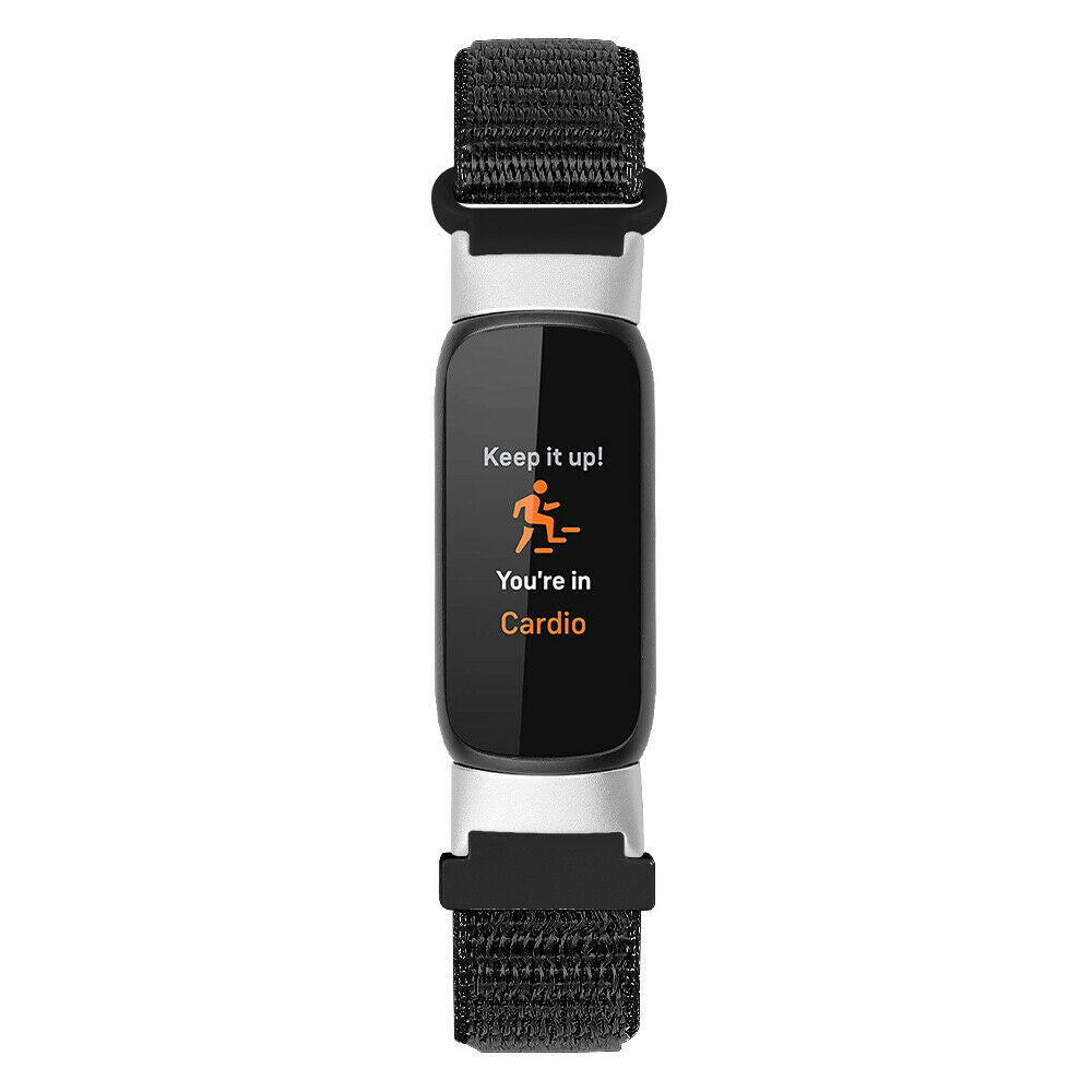 Ein schwarzer Fitness-Tracker mit einem Bildschirm, der 'Keep it up! You're in Cardio' anzeigt. Er hat schwarze Armbänder und einen weißen Rahmen.