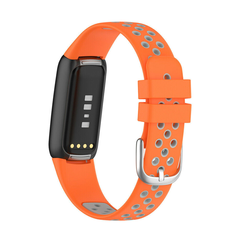 Eine orangefarbene Fitness-Tracker-Uhr mit schwarzem Display, orangefarbenem Armband mit grauen Löchern und silberner Schnalle.