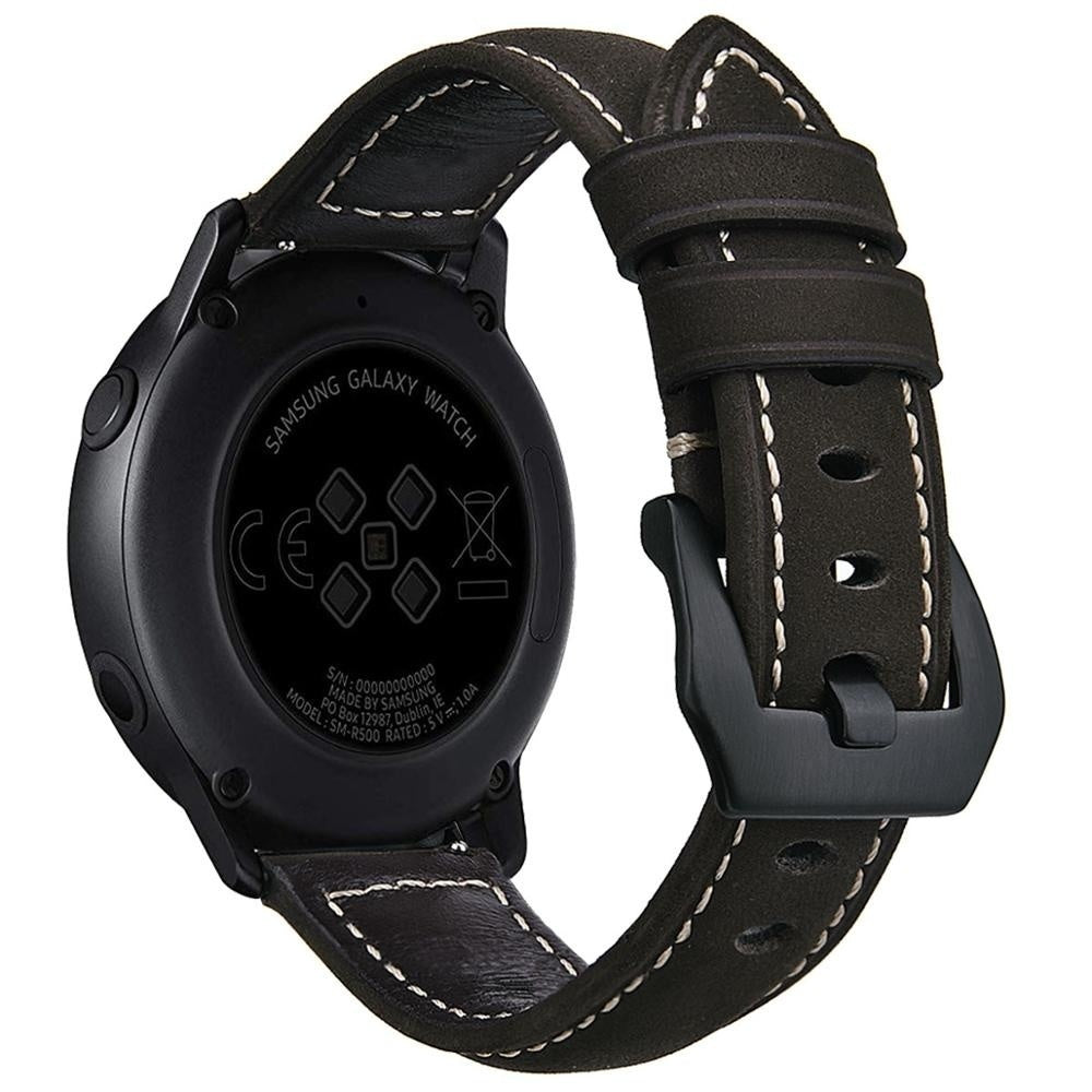 Schwarze Samsung Galaxy Watch mit schwarzem Lederarmband. Weiße Nähte akzentuieren das dunkle Armband und eine schwarze Schnalle sichert es.