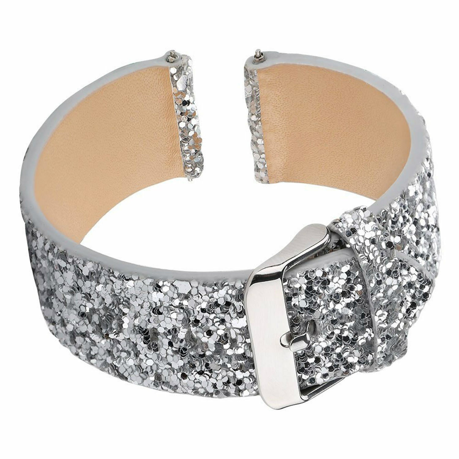 Ein glitzerndes silbernes Armband mit silberner Schnalle und hellem Innenraum, freigestellt auf weißem Hintergrund.
