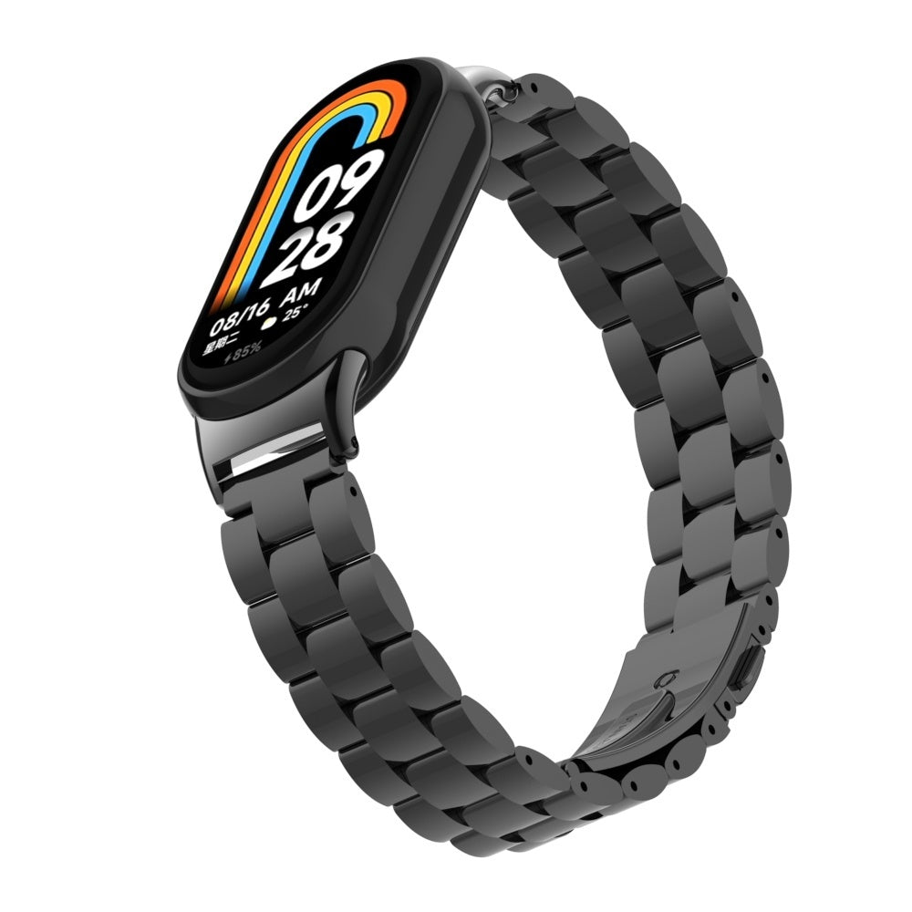 Eine schwarze Smartwatch mit Metallarmband. Der Bildschirm zeigt Datum, Uhrzeit und Akkustand an. Die Uhr ist auf weißem Hintergrund.