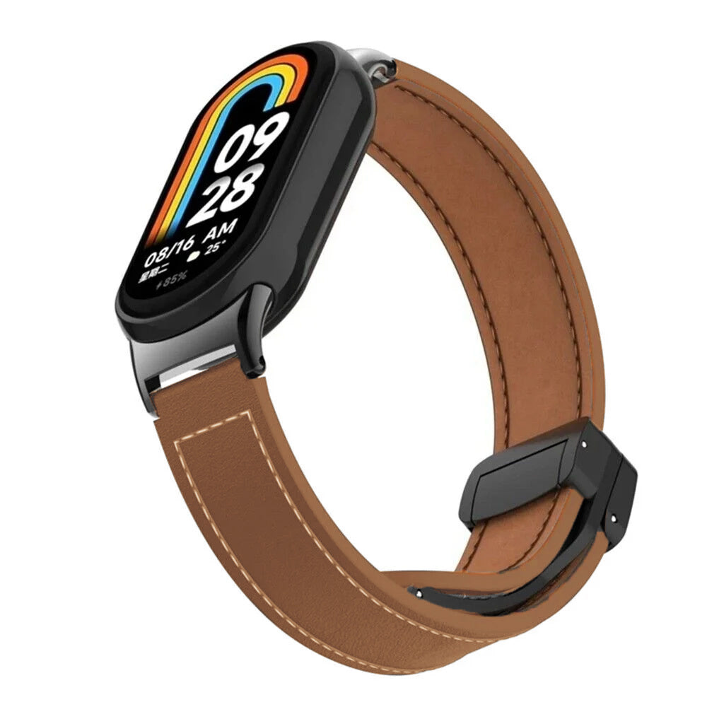 Eine Smartwatch mit schwarzem Bildschirm, der Datum und Uhrzeit anzeigt, braunem Lederarmband und schwarzer Schließe, isoliert auf Weiß.