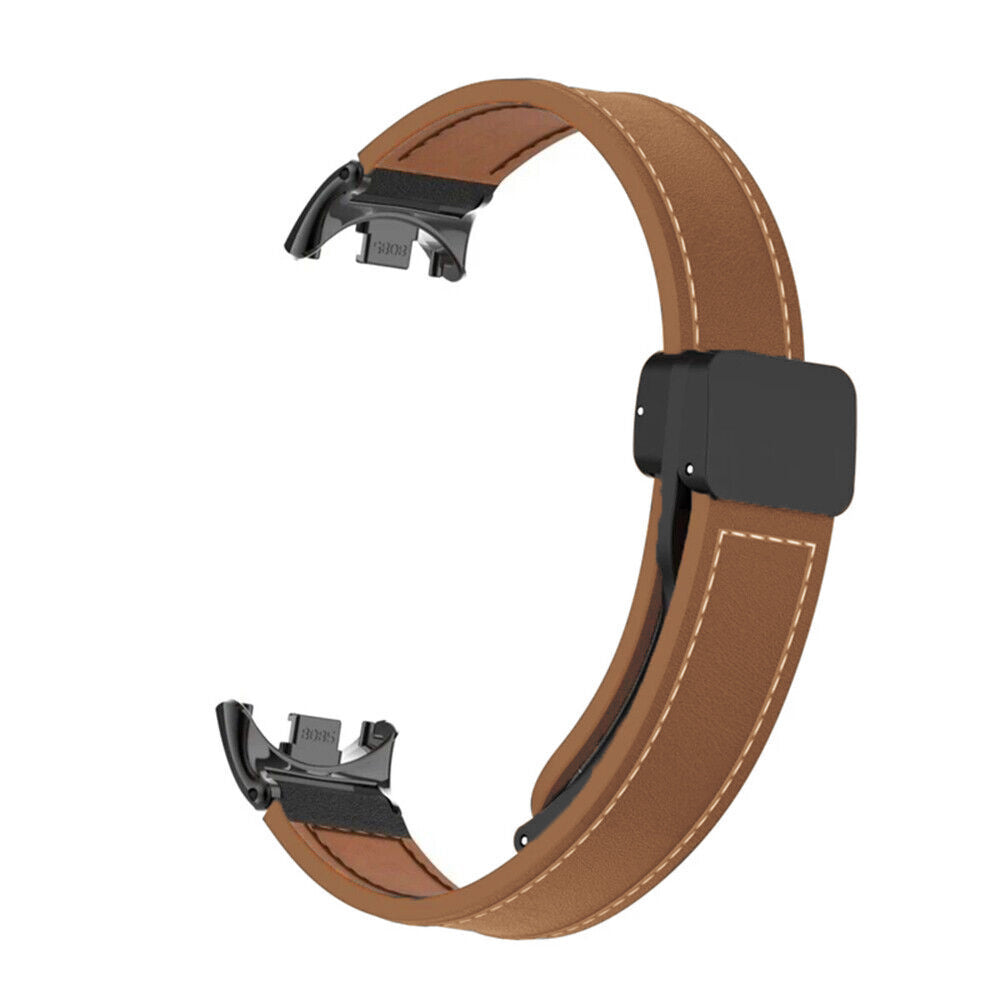 Ein braunes Lederarmband mit schwarzen Metallschnallen. Der Riemen ist mit weißem Faden genäht.