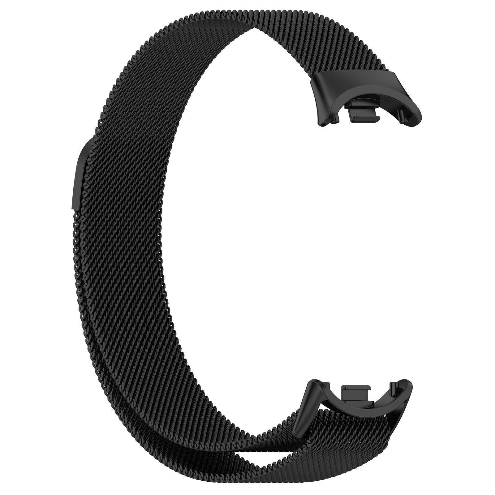 Ein schwarzes Uhrenarmband in C-Form aus gewebtem Metallgeflecht. Der Hintergrund ist weiß.