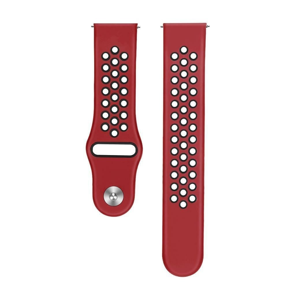 Zwei rote Armbänder mit Löchern, eines mit silbernem Knopf. Löcher sind weiß. Bänder auf weißem Hintergrund.