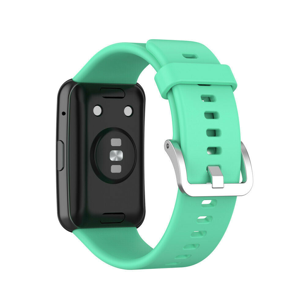 Eine türkisfarbene Smartwatch mit schwarzem Bildschirm und türkisfarbenem Armband wird auf weißem Hintergrund dargestellt. Das Armband hat eine silberne Schnalle.