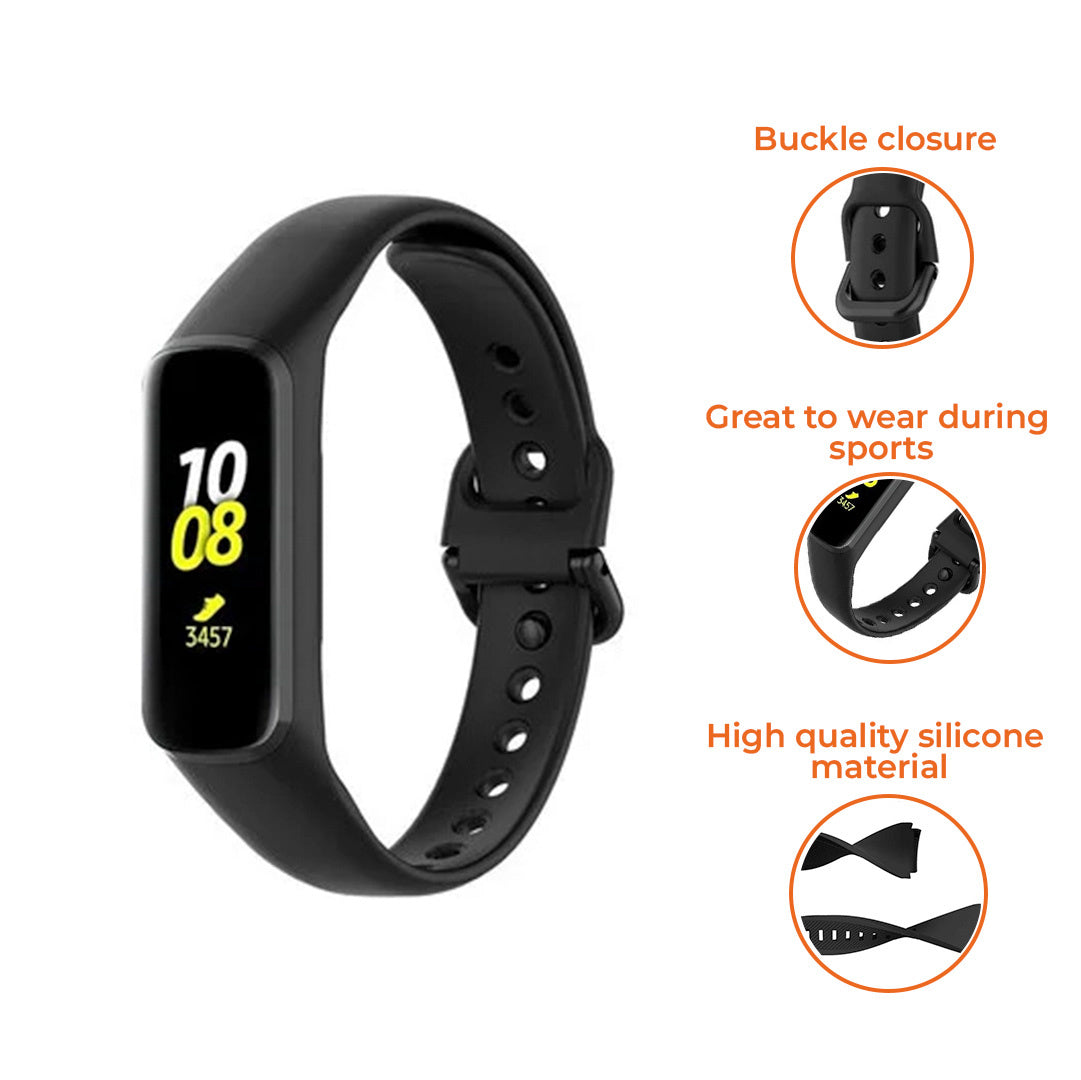 Eine schwarze Smartwatch mit Display, das Zeit und Schritte anzeigt, und einem Armband mit Schnallenverschluss. Zusätzliche Details heben die Verwendung im Sport und das Silikonmaterial hervor.