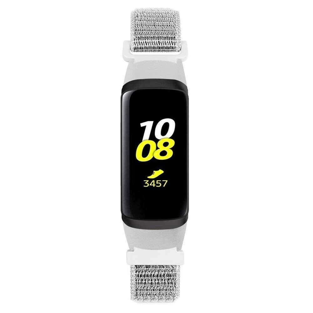 Ein weiß-schwarzer Fitnesstracker mit einem Bildschirm, der "10 08" und "3457" anzeigt. Das Armband ist weiß mit gewebter Textur.