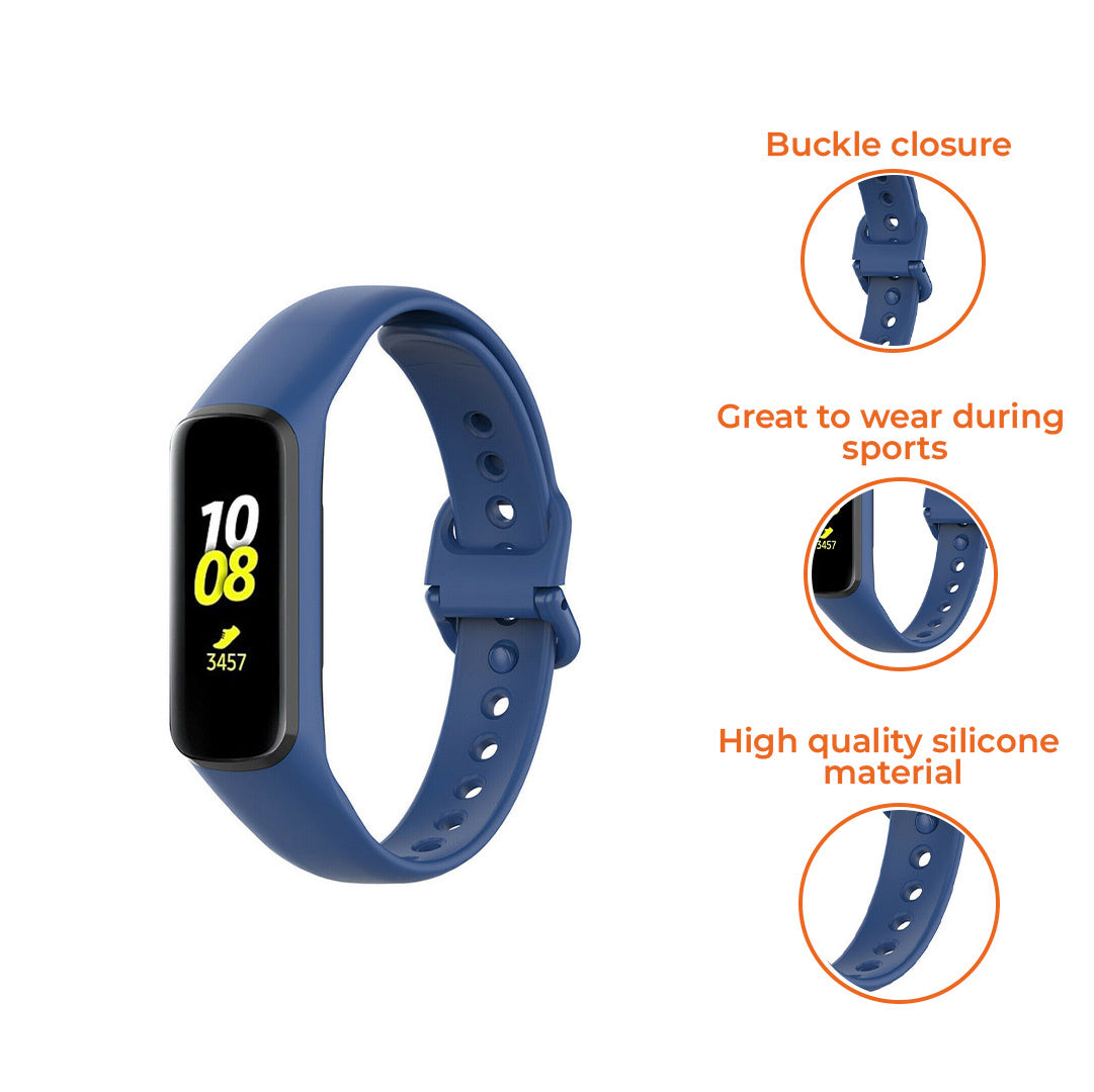 Eine blaue Smartwatch mit schwarzem Bildschirm, der die Uhrzeit und eine Nummer anzeigt. Sie hat einen Schnallenverschluss und besteht aus Silikon.