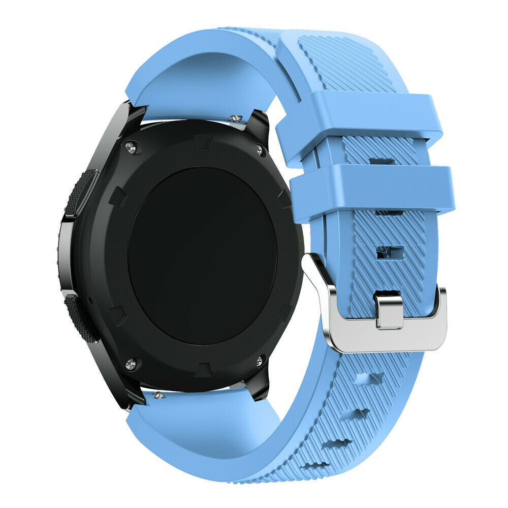 Eine schwarze Smartwatch mit hellblauem Armband. Das Armband ist verschnallt. Die Uhr befindet sich auf weißem Hintergrund.