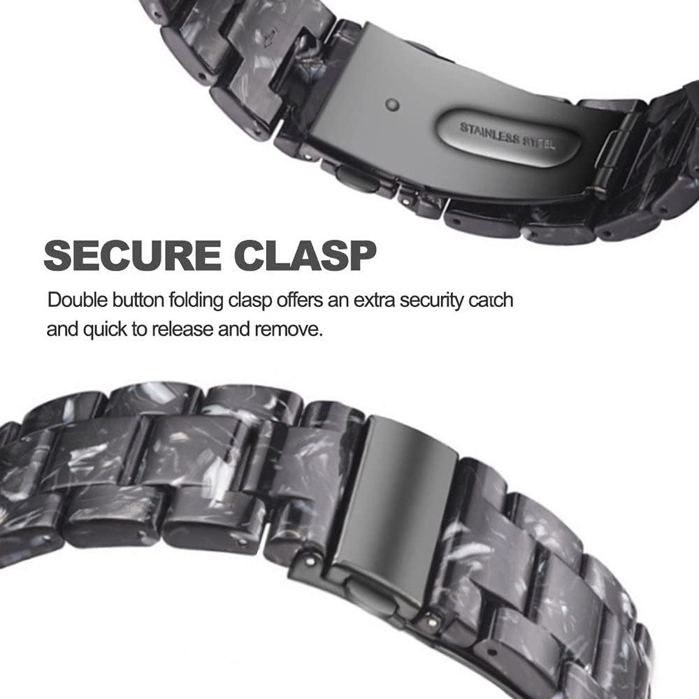 Nahaufnahme eines Uhrenarmbands mit sicherem Verschluss. Das Armband ist schwarz mit Marmoreffekt. Der Verschluss ist Edelstahl.