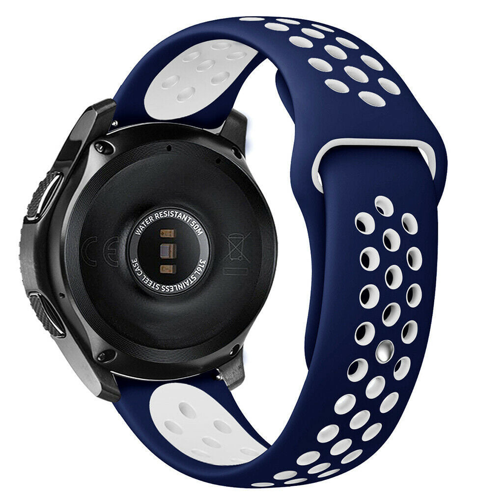 Eine schwarze Smartwatch mit blau-weißem Armband. Das Armband hat Löcher. Die Rückseite der Uhr zeigt Details und Text.