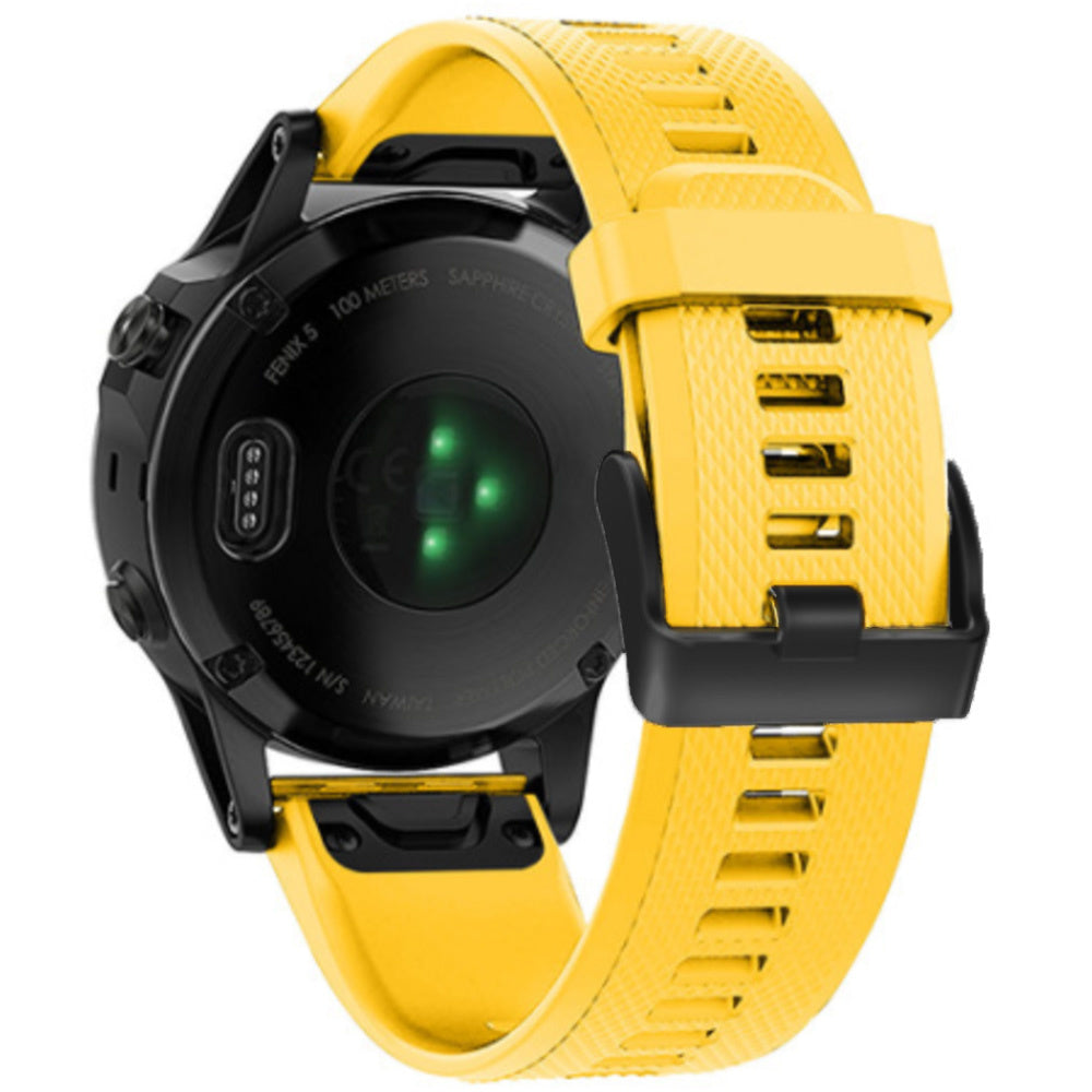 Eine schwarze Smartwatch mit gelbem Armband. Die Rückseite der Uhr hat einen Herzfrequenzsensor mit grünen Lichtern. Das Armband ist befestigt.