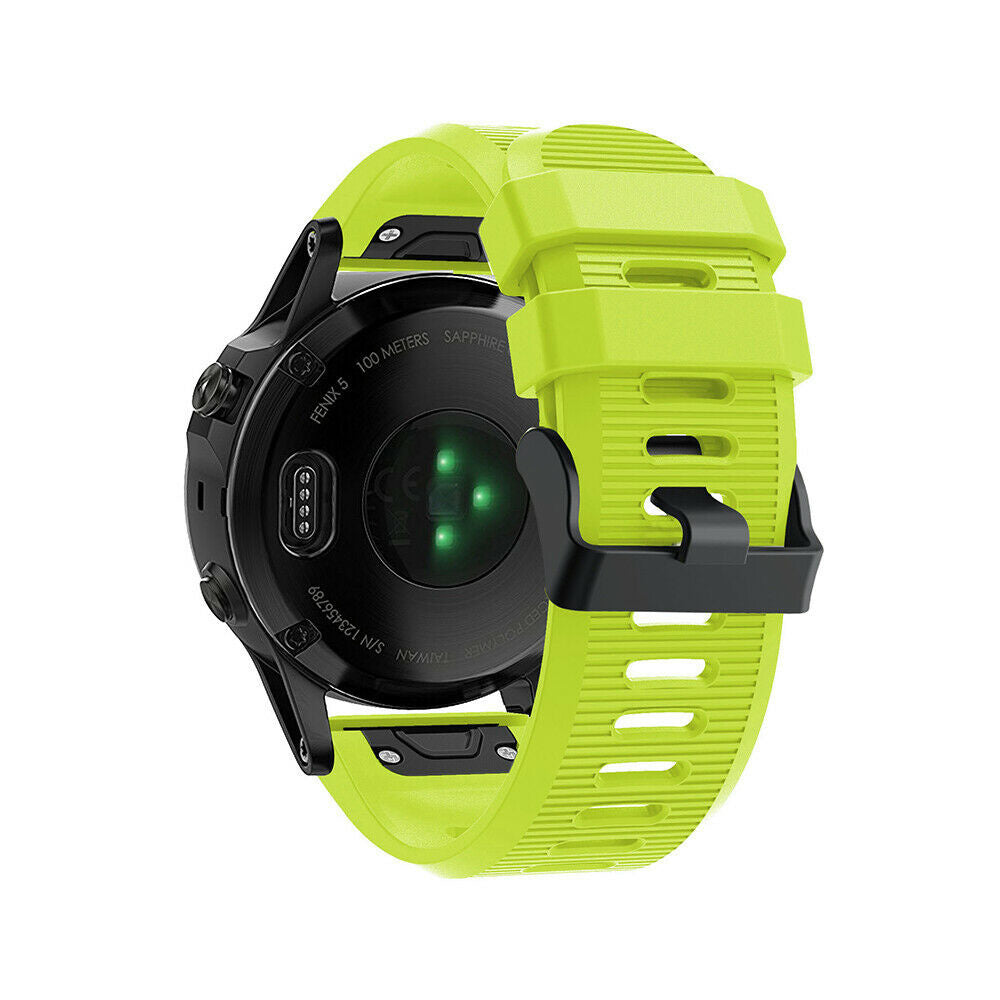 Schwarz-grüne Smartwatch. Die Uhr hat ein grünes Armband und ein schwarzes Zifferblatt. Das Armband wird mit einer schwarzen Schließe befestigt.