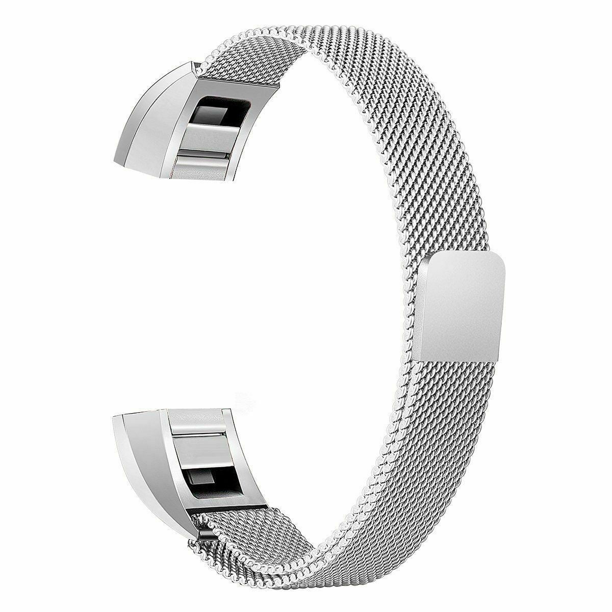 Ein silbernes Metall-Mesh-Uhrenarmband. Es hat zwei Endstücke und einen Verschluss. Das Band ist gebogen und liegt auf weißem Hintergrund.