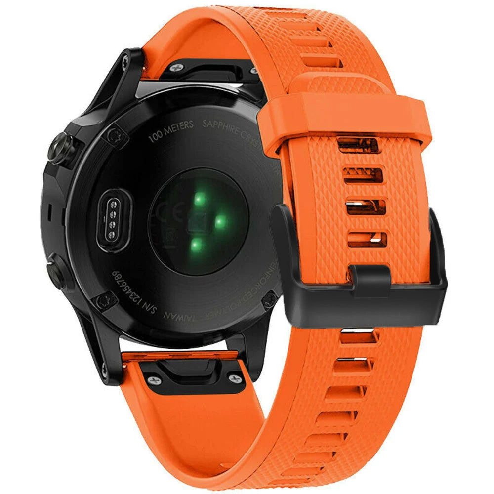 Schwarze Smartwatch mit orangefarbenem Armband. Die Uhr hat einen Herzfrequenzsensor und das Armband ist geschnallt. Die Uhr wird in Taiwan hergestellt.