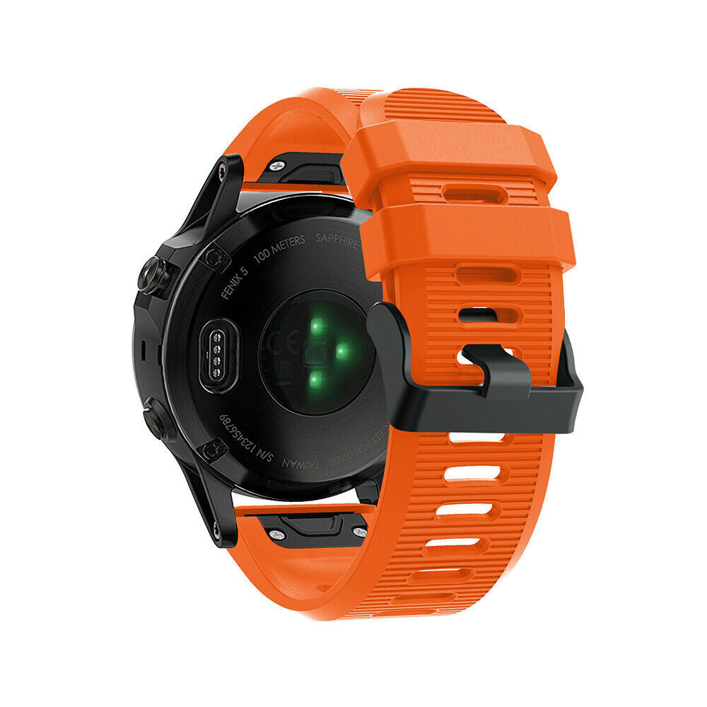 Eine schwarze Smartwatch mit orangefarbenem Armband. Die Rückseite der Uhr zeigt Sensoren und Text. Das Armband ist geschnallt. Der Hintergrund ist weiß.
