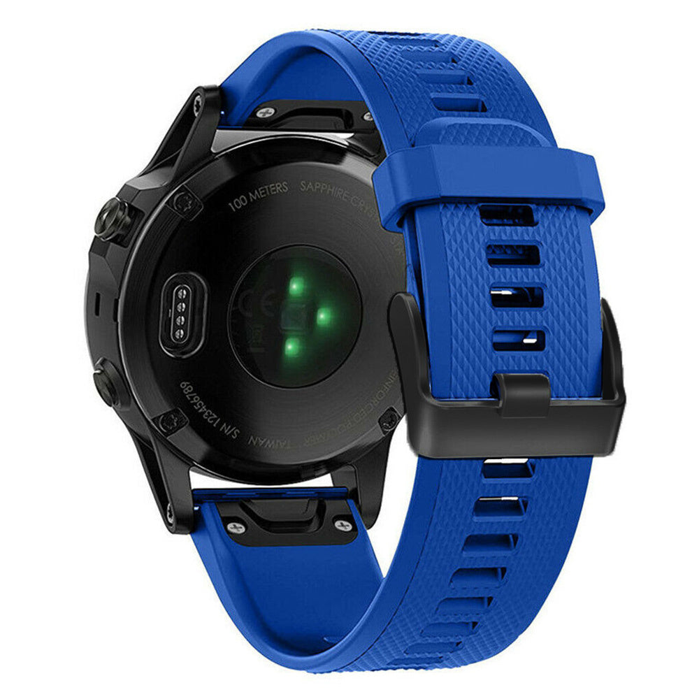 Schwarze Smartwatch mit blauem Armband. Auf der Rückseite befinden sich Sensoren und Text. Das Armband hat ein strukturiertes Muster und eine schwarze Schnalle.